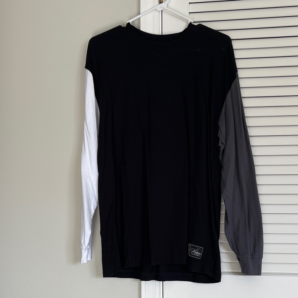 Hollister Men's Black and Gray Long Sleeve Tee